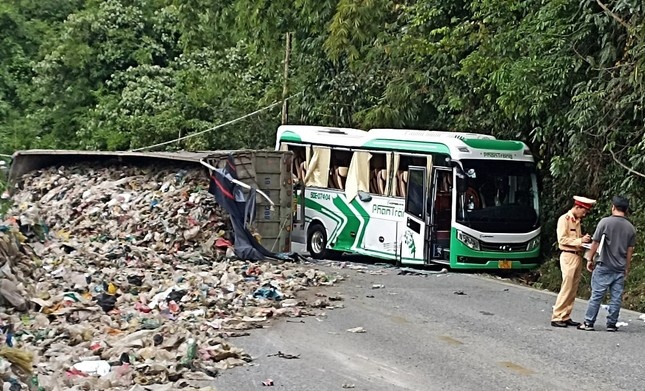 Xe tai tong xe khach tren deo Bao Loc, 4 du khach nuoc ngoai bi thuong hinh anh