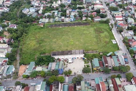 Cong trinh san van dong 7 ty dong bo hoang o thi xa Quang Tri hinh anh