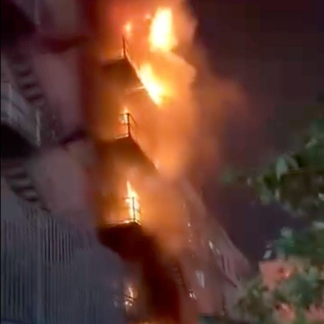 Can nha 6 tang chay do ruc trong dem o TP.HCM hinh anh