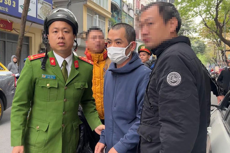 Tai xe oto co bieu hien say xin, tong xe may cho 5 nguoi o Ha Noi hinh anh