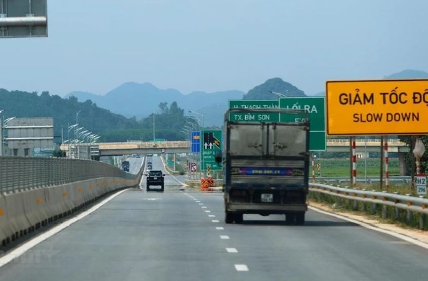 De xuat hon 3.000 ty dong mo rong cao toc La Son-Hoa Lien len 4 lan xe hinh anh