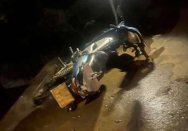 Tong trung cot dien, 2 nu sinh vang xuong kenh tu vong trong dem Noel hinh anh