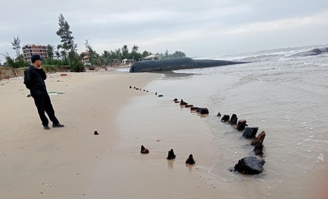 Xac minh tau co troi len bo bien Hoi An hinh anh