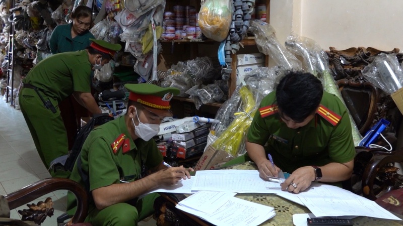 Huy dong 100 canh sat kham xet co so buon ban hoa chat hinh anh