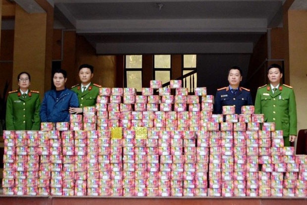 Bi mat trong can ham phia sau tu quan ao hinh anh