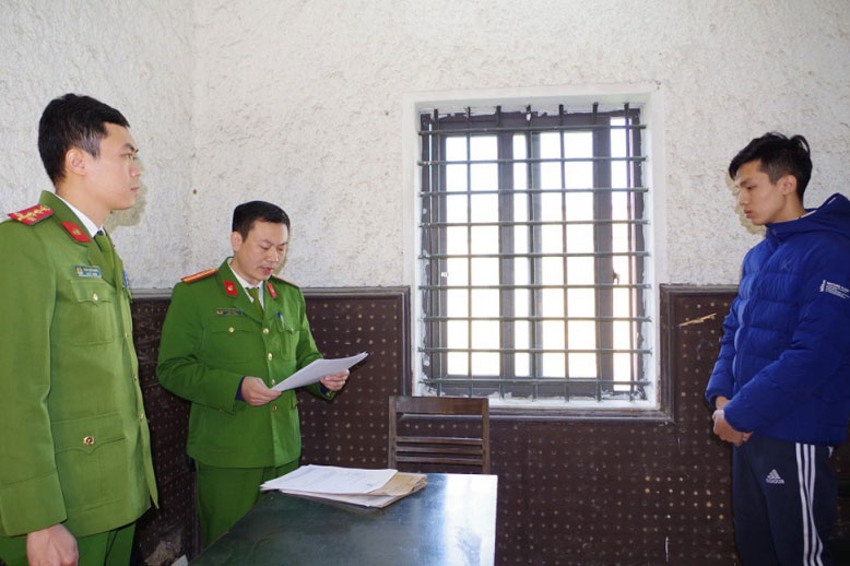 Khoi to lai xe oto dam vao CSGT dang lam nhiem vu hinh anh