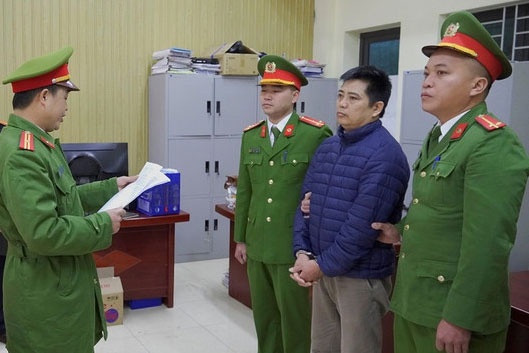 Bat tam giam pho truong phong Tai nguyen va Moi truong o Ha Giang hinh anh