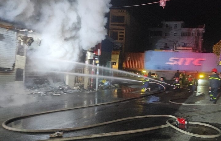 Cua hang nhua o Hai Phong boc chay trong dem, lua lan sang 2 nha dan hinh anh