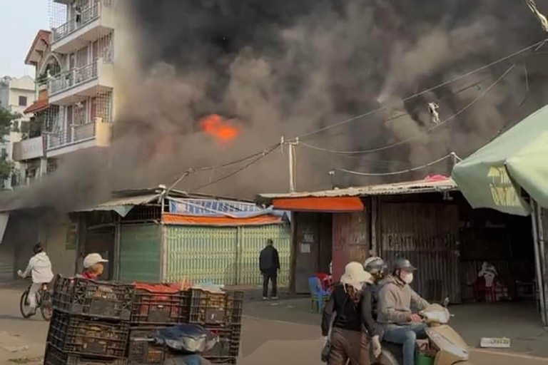Chay 6 ki ot o Ha Noi, khoi den cuon cuon boc cao hinh anh