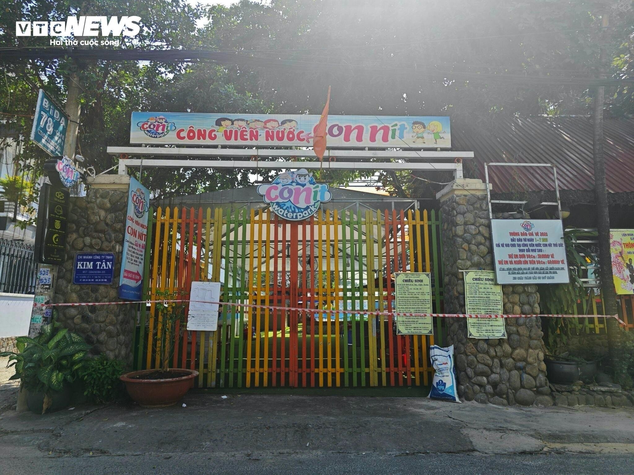 be trai bi duoi nuoc anh 1