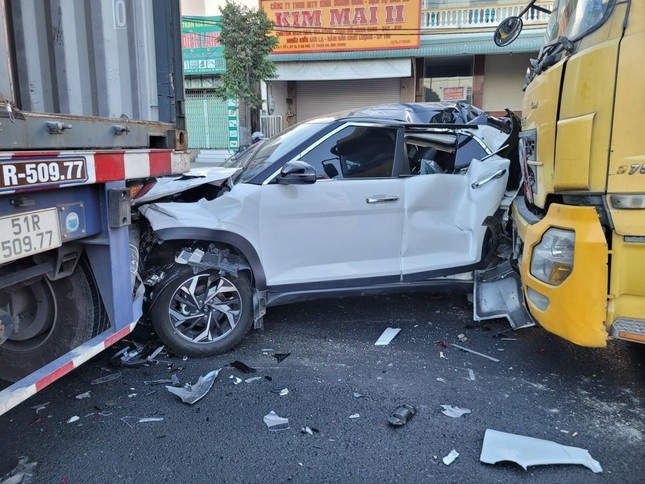 Oto 5 cho bep dum giua hai xe dau keo tai Binh Duong hinh anh