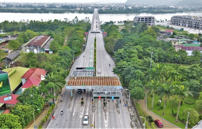 Duong xuong cap, 2 tram thu phi Ben Thuy lai tang gia ve hinh anh