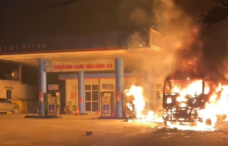 Xe bon boc chay du doi trong cay xang, 3 nguoi bi bong hinh anh