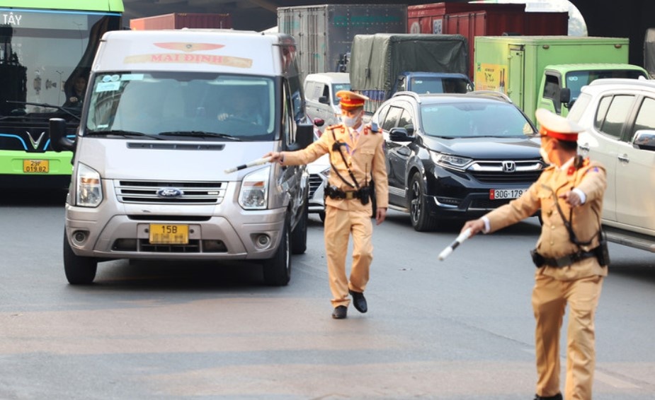 Xu ly hang loat oto don, tra khach sai quy dinh truoc Tet Duong lich hinh anh