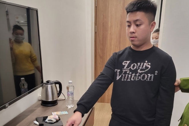 Kiem tra hanh chinh mot khach san, phat hien 4 vi khach su dung ma tuy hinh anh