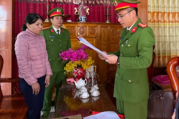 Nu cua hang truong tham o gan 1 ty dong de chi tieu ca nhan hinh anh