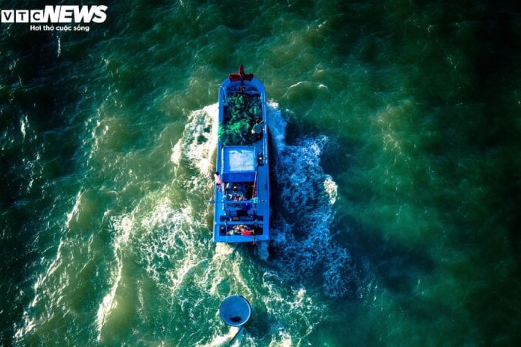 Tau ca mat lien lac anh 1