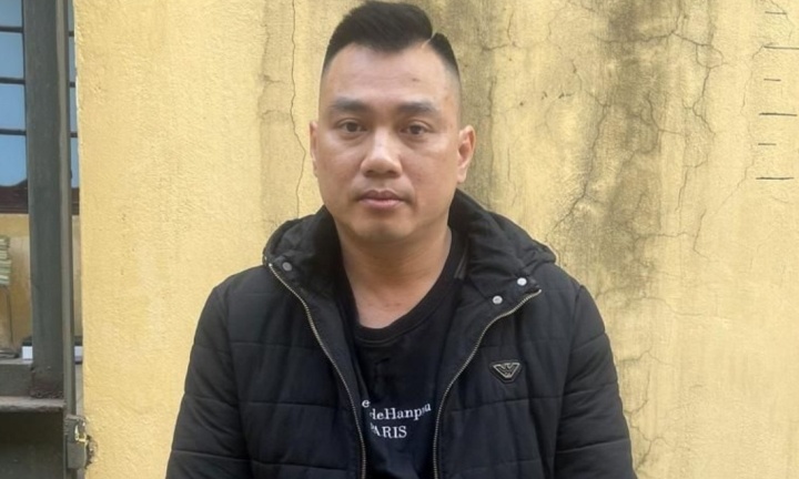 Cong an pha kinh xe ban tai, khong che tai xe say xin hinh anh