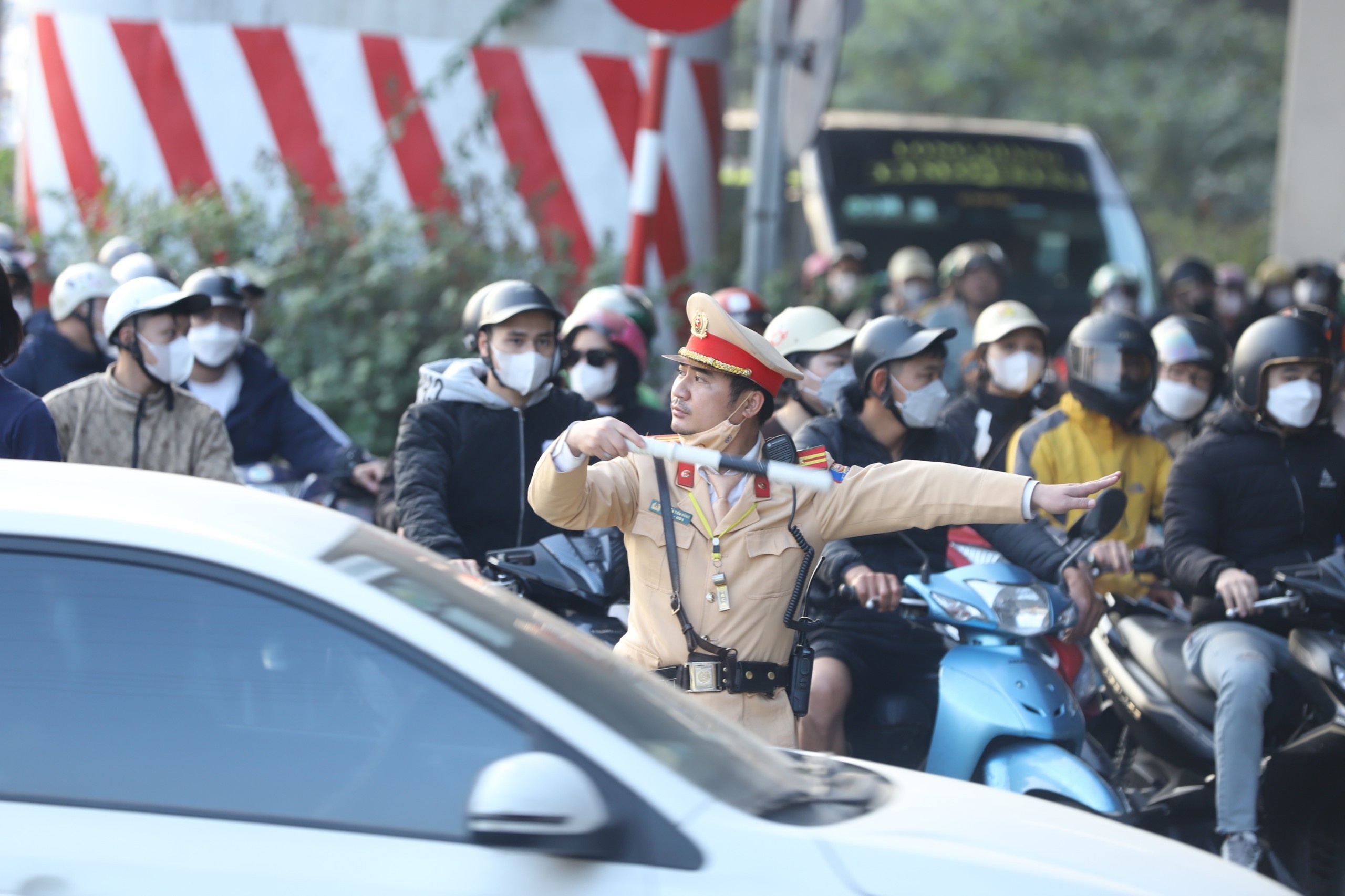 Nguoi dan linh kinh do dac tro ve Thu do ngay cuoi nghi Tet Duong lich hinh anh