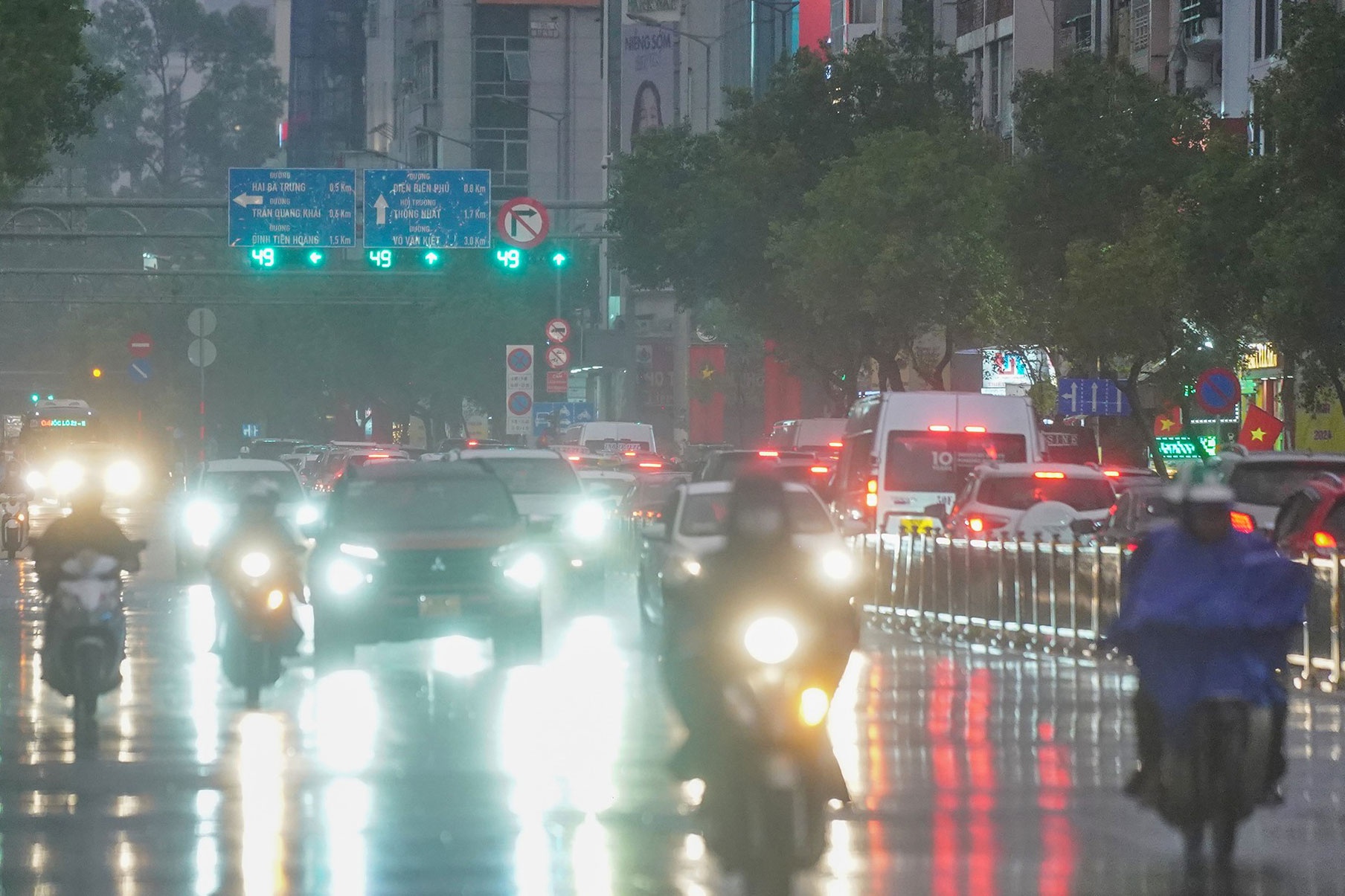 Mua lon trai mua truoc gio dem nguoc don nam moi 2024 o TP.HCM hinh anh