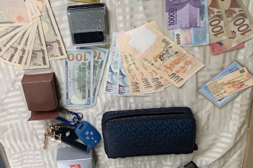 Hanh khach bo quen vi chua ngoai te tri gia gan 60 trieu dong tren tau hinh anh