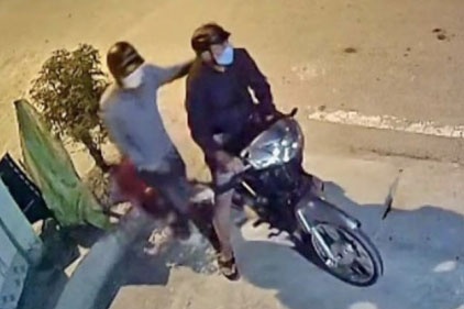 Hang xom ngan 2 ten trom cat khoa dot nhap tiem dien thoai hinh anh