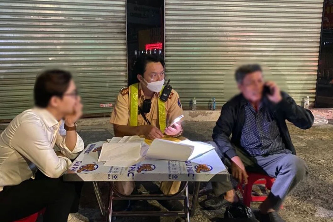 Du tiec cuoi nam, nhieu lai xe o TP.HCM vi pham nong do con hinh anh