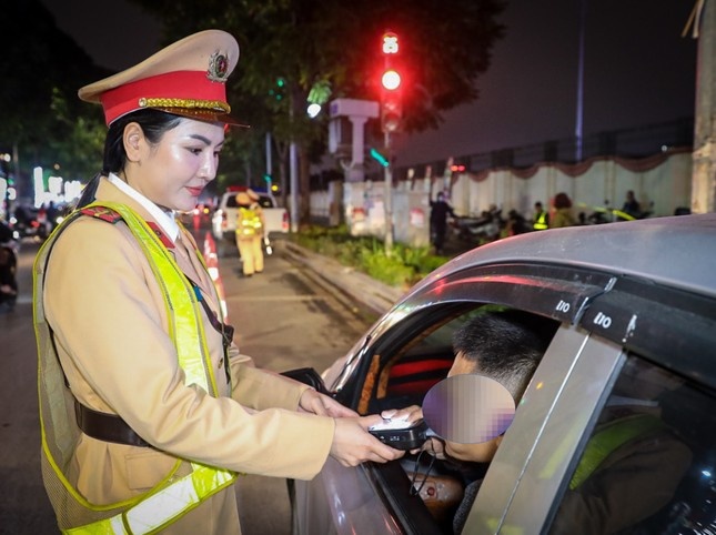 Xu phat hon 2.000 'ma men' trong ngay thu hai nghi Tet Duong lich hinh anh