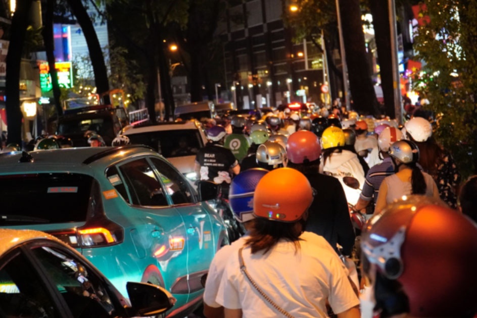 Bai xe TP.HCM 'chay' cho, 60.000 dong/luot van khong co cho gui hinh anh