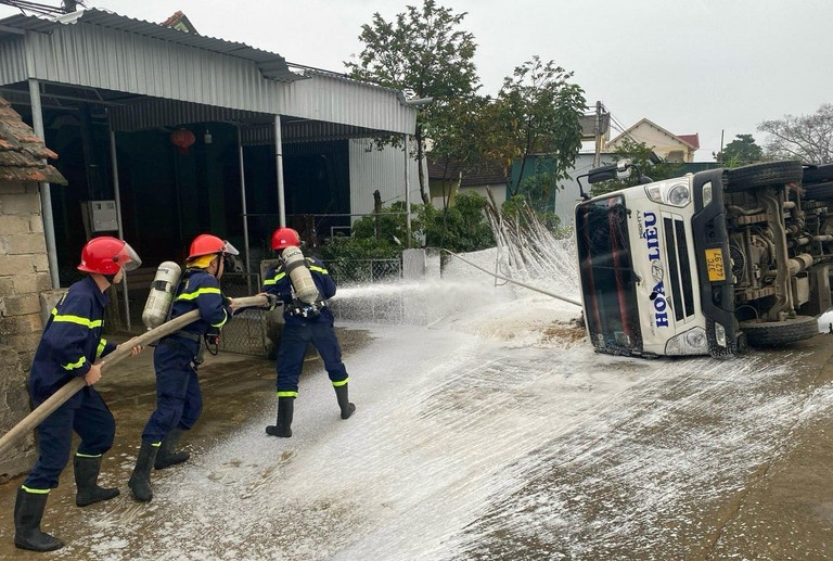 Lat xe bon cho 9.000 lit xang, so tan nhieu ho dan de xu ly su co hinh anh