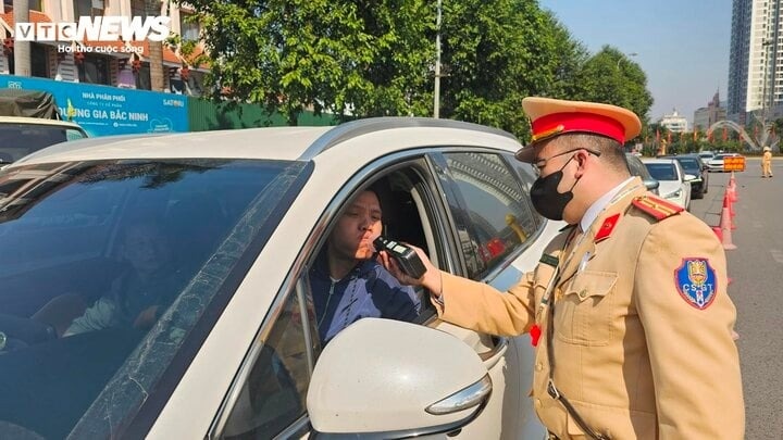 CSGT thoi nong do con anh 1