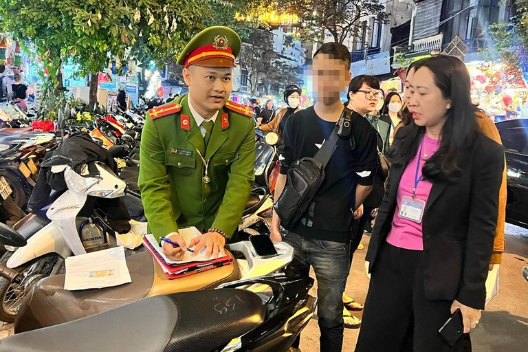 Xu phat 29 bai giu xe vi pham quanh ho Hoan Kiem trong dem giao thua hinh anh