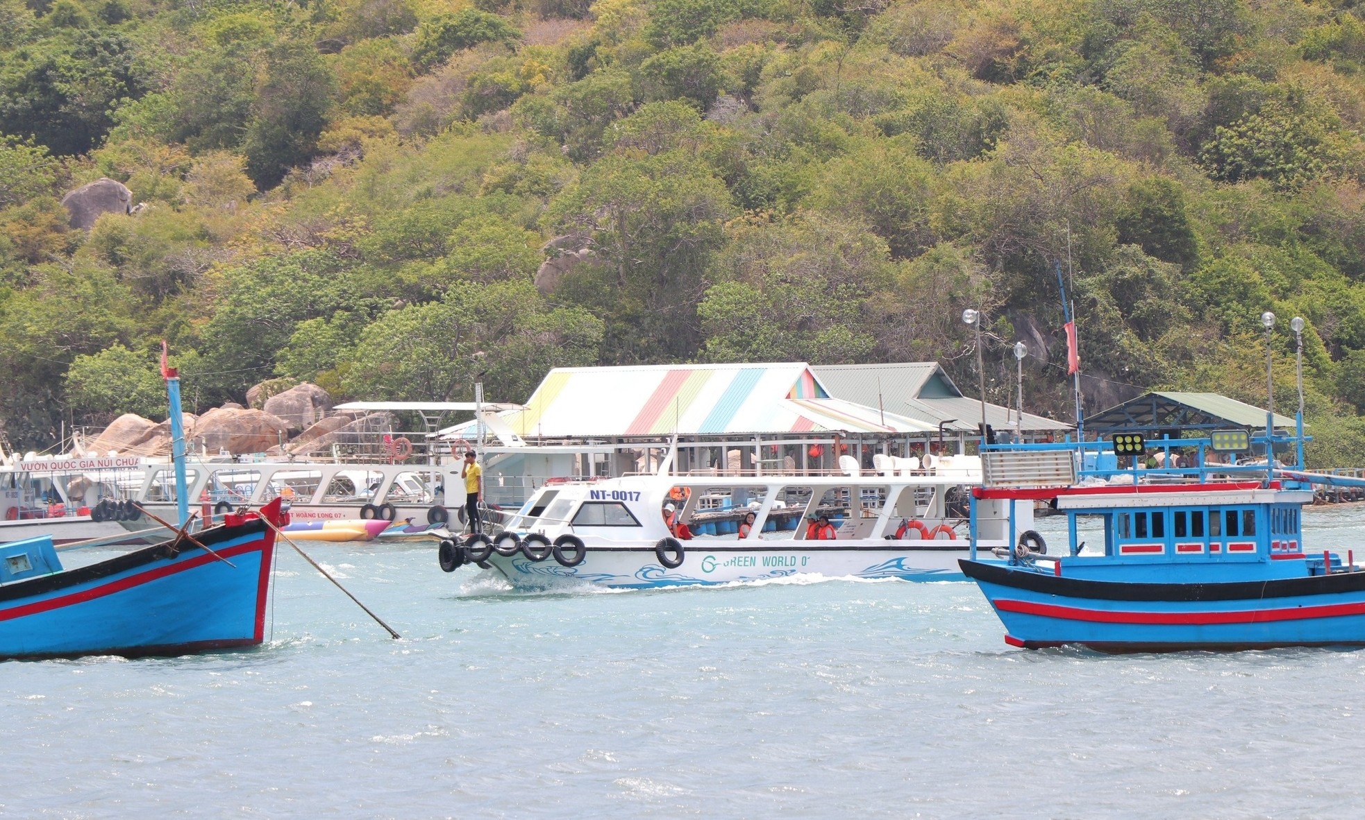 Ky luat nhieu can bo lien quan den xay dung trai phep tai vinh Vinh Hy hinh anh