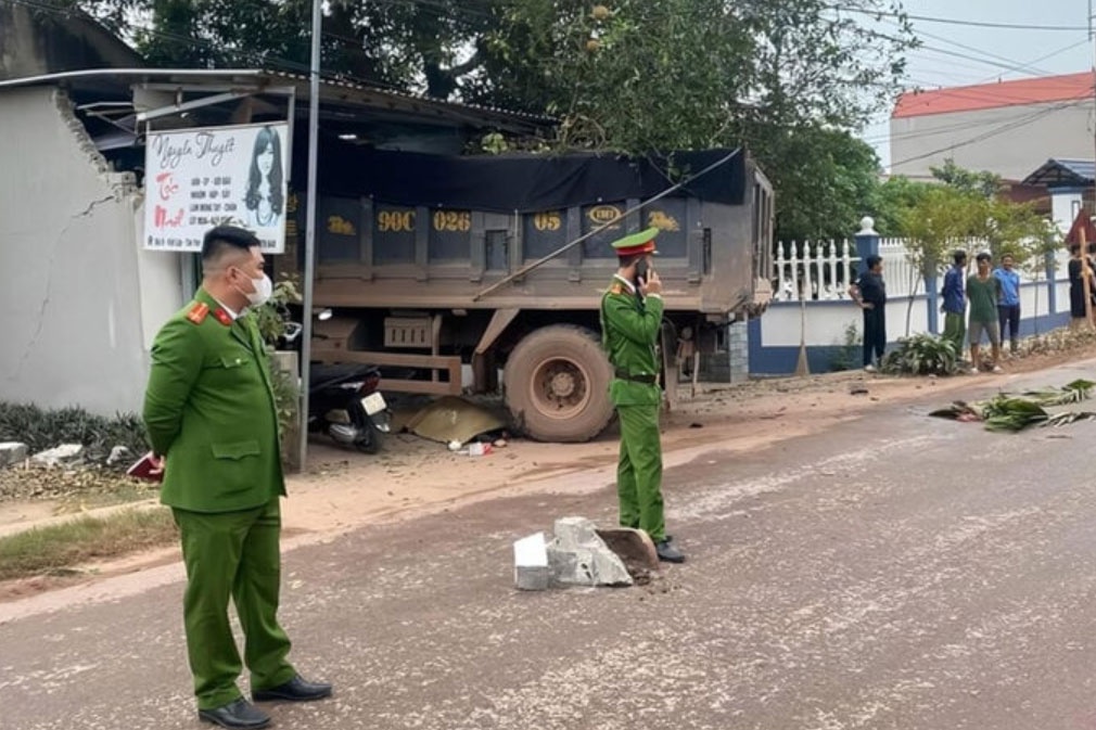 Xe tai tong vao quan goi dau o Bac Giang hinh anh