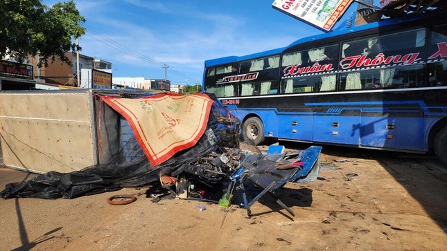 Xe khach cho 10 nguoi lao sang trai duong, tong xe tai hinh anh