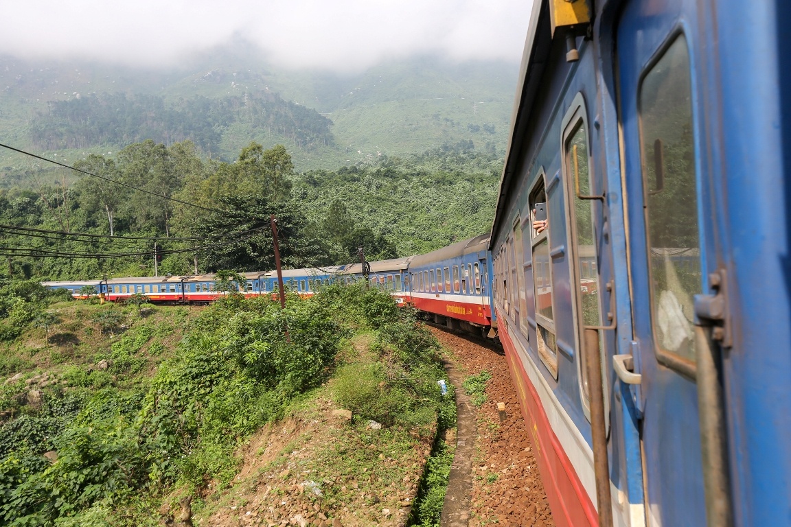 Goi thau thi cong nang cap cai tao duong sat Bac - Nam vuot tien do hinh anh