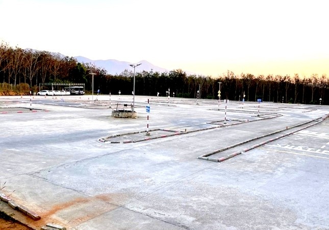 Ky luat chu tich xa cho thue dat nong nghiep lam co so dao tao lai xe hinh anh