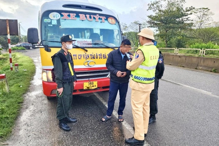 Tai xe xe buyt chay qua toc do, vi pham nong do con hinh anh