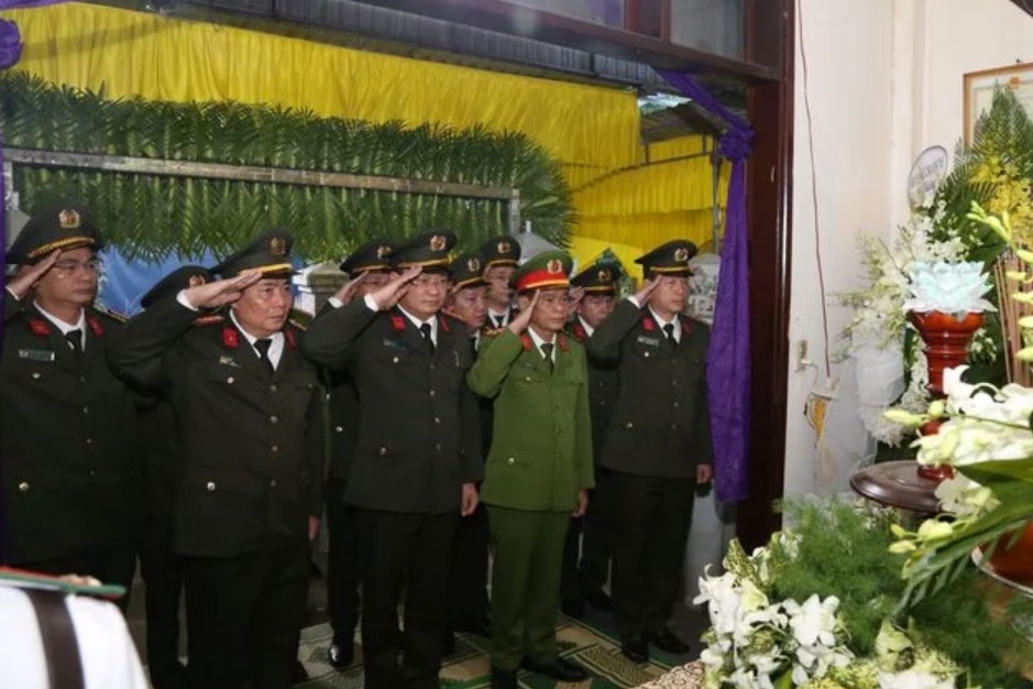 Gia canh eo le cua pho truong cong an phuong hy sinh khi lam nhiem vu hinh anh