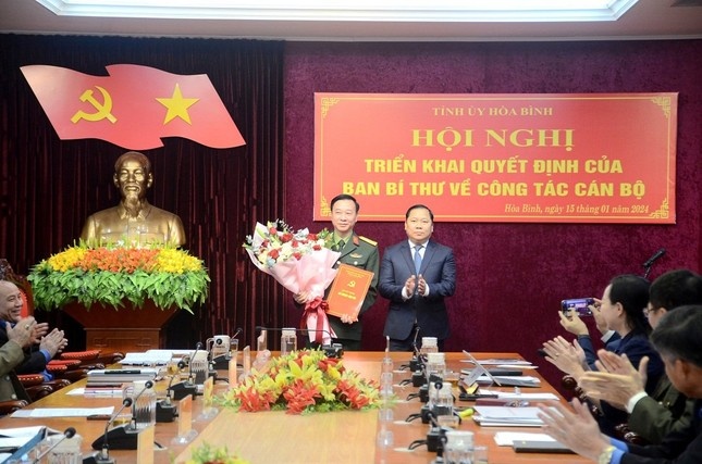 Cong bo quyet dinh cua Ban Bi thu ve cong tac can bo tai Hoa Binh hinh anh