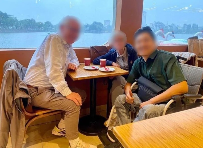 Xac minh thong tin TikToker bi duoi khoi quan pho vi ngoi xe lan hinh anh