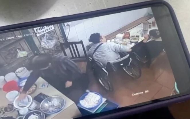 Cong an Ha Noi vao cuoc vu TikToker to bi quan pho duoi vi ngoi xe lan hinh anh