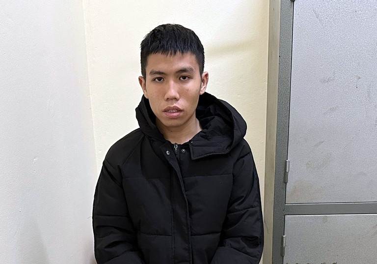 Bat ten cuop chui vao gam giuong doi nu chu nha ngu say roi ra tay hinh anh
