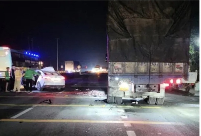 Bat giam co gai say xin, lai xe tong tai xe oto tai tu vong hinh anh