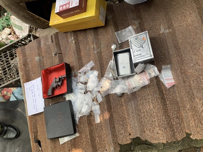 Bay lac tai nha tro anh 2