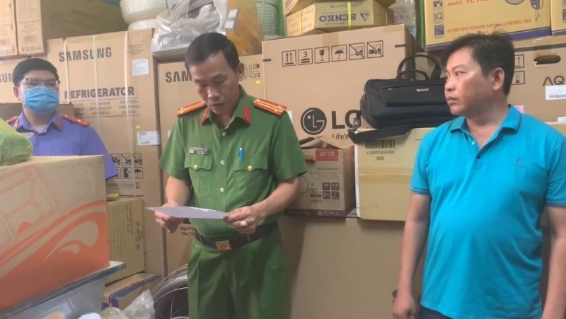 Bat tam giam 2 doi tuong buon ban bong den Rang Dong gia hinh anh