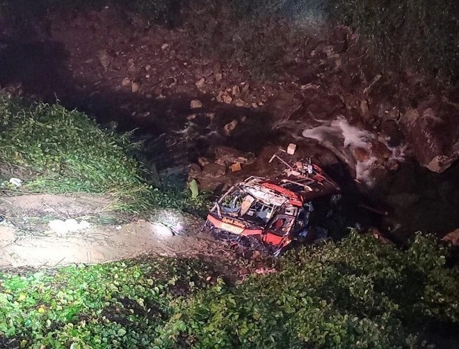 xe khach lao xuong vuc anh 1