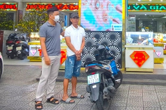 Tra tay vao cong sau khi cuop giat day chuyen vang hinh anh