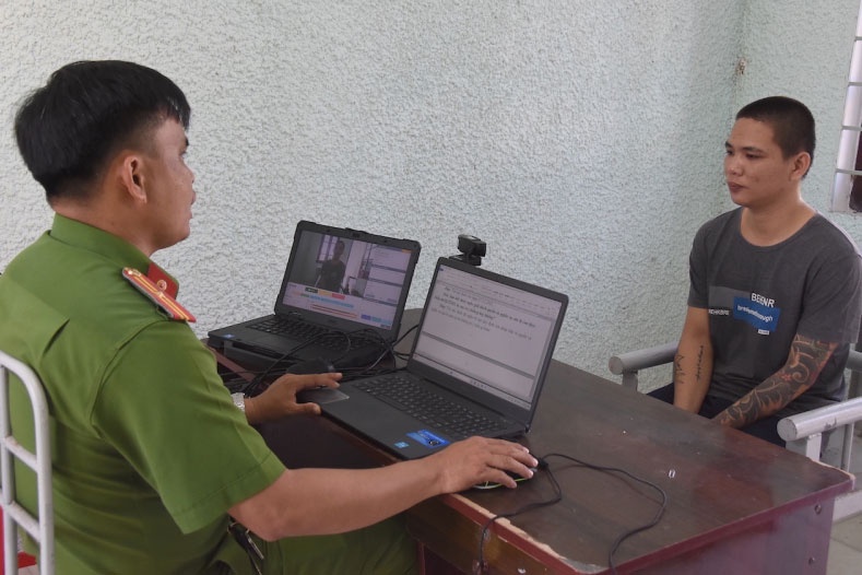 Dam dong nghiep vi ghen tuong voi nguoi yeu cu hinh anh