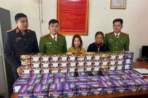 Hai nguoi phu nu mua ban, tang tru gan 130 kg phao no hinh anh